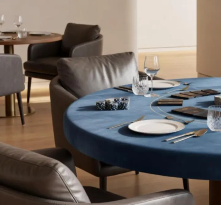 Elegáns pókerasztal modern éttermi dekorációban